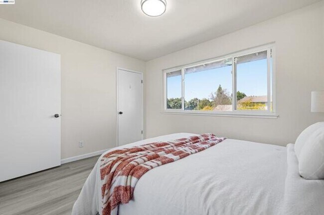 Building Photo - $3,150 / 2 BR - Updated Townhome in Prime Union City!