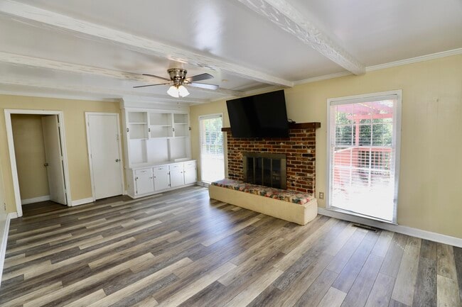 Building Photo - 549 Pringle Dr