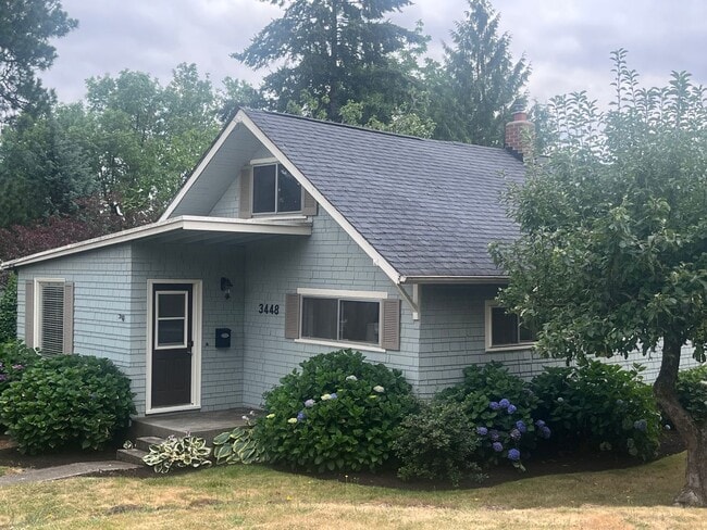 Primary Photo - Multnomah Village 2 bedroom cottage delight