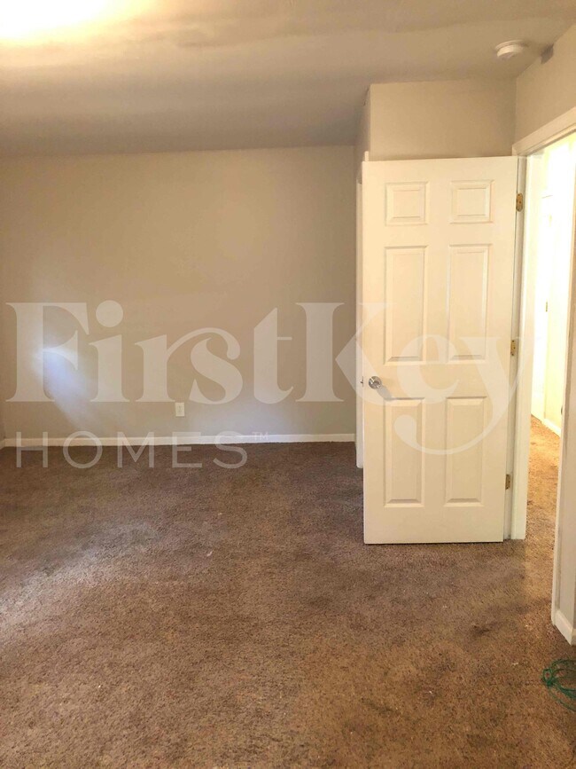 Building Photo - 127 Saugatuck Rd