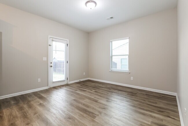 Building Photo - 2664 Calvary Dr