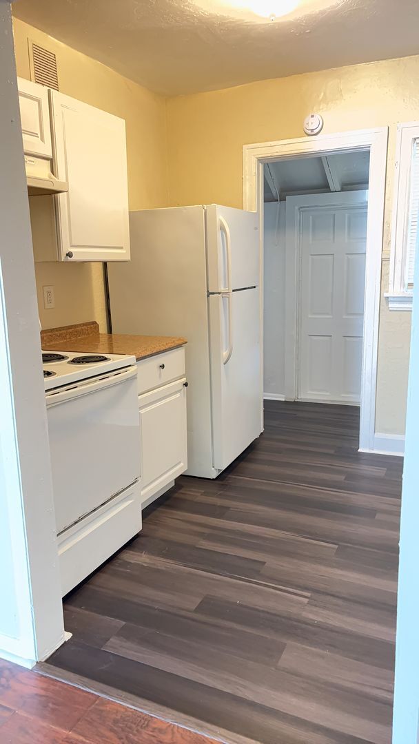 Building Photo - JUST LISTED- 3 BEDROOM 1 BATH HOME LARGE FAMILY ROOM