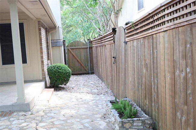 Building Photo - 3120 Cohoba Dr