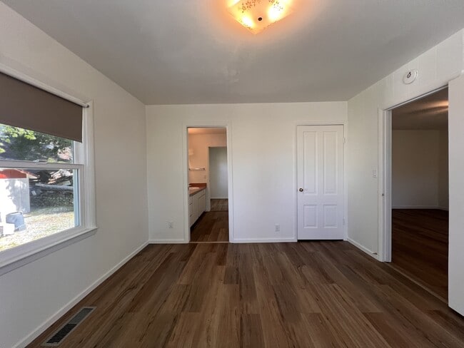 Building Photo - 503 1/2 S Auburn St