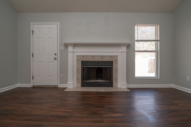 Building Photo - Delightful Pepperidge Home with Fireplace & Large Backyard