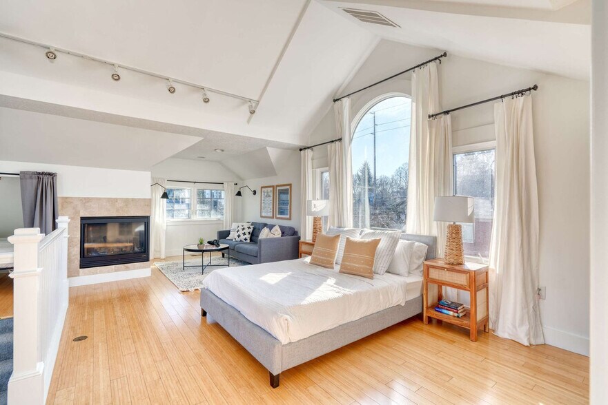 Building Photo - 915 SE 29th Ave