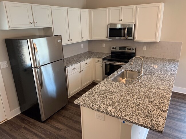 Building Photo - 3 bedroom home with garage and fenced backyard!