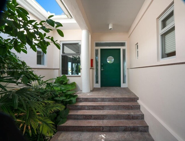 Building Photo - 621 N Mashta Dr