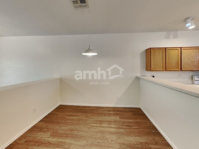 Building Photo - 960 S Banning St