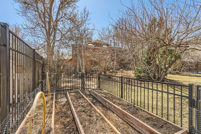Building Photo - Peaceful 4 BDR Retreat in West Boulder