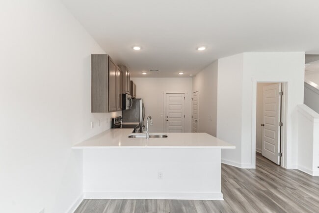Building Photo - "Charming Newly built 3-Bed Townhouse Retreat with Granite Elegance in Prime Huntsville Location!"