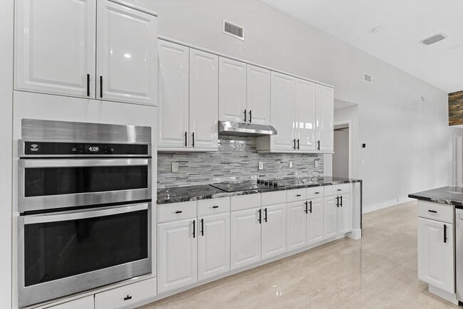 Building Photo - 20094 W Key Dr