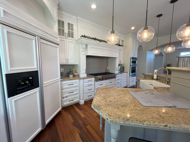 Building Photo - Elegant 4-Bedroom Luxury Home with Panoram...
