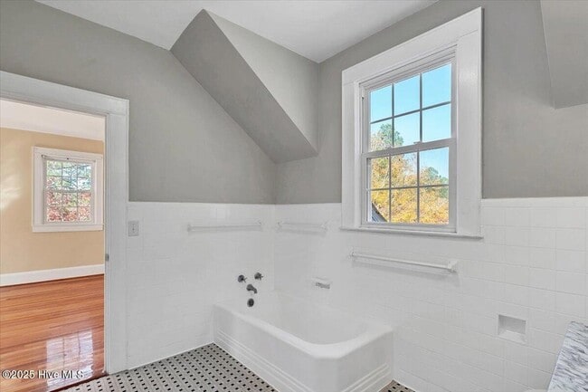 Building Photo - 300 Dogwood Ln