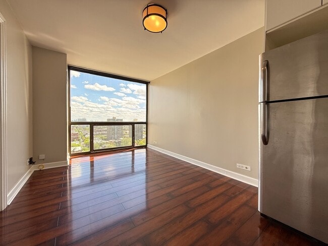 Building Photo - 4343 N Clarendon Ave