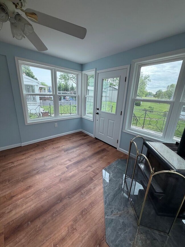 Building Photo - 3 Bedroom, 2 Full Bath Home with 4-Season Room, Garage & Large Lot