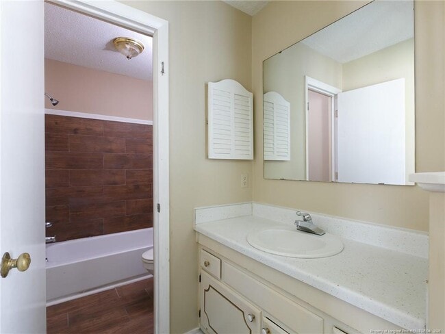 Building Photo - 3249 Glenmore Dr