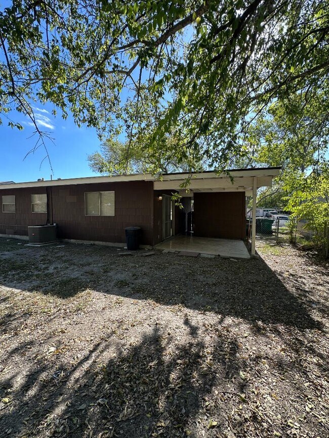 Building Photo - 5127 Village Green