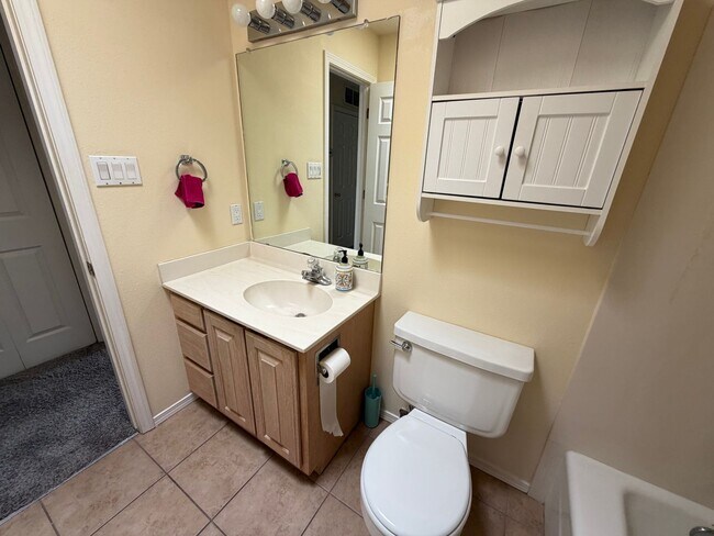 Building Photo - Spacious 3-Bedroom