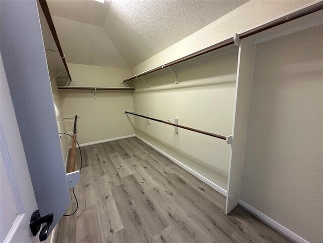 Building Photo - 5703 Saragosa Dr