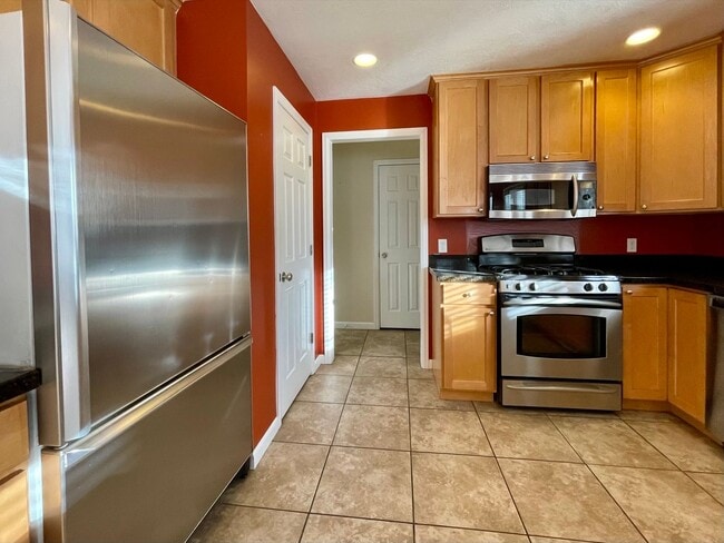 Building Photo - Spacious Midvale Townhome