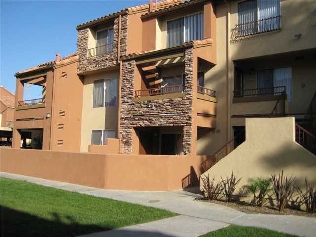 Building Photo - RB Luxury 2 Br Townhome 2 car spots Laundry $3190 TEXT 760-715-5861