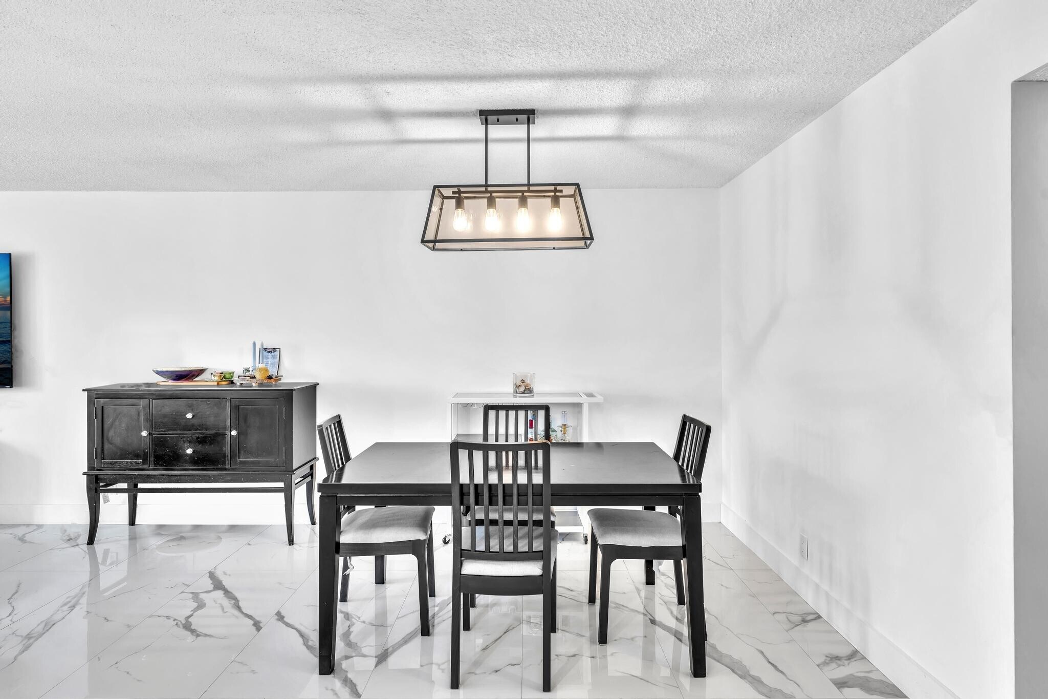 Building Photo - 1000 Parkview Dr