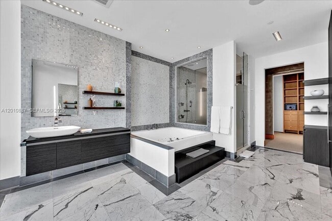 Building Photo - 200 Biscayne Blvd Way