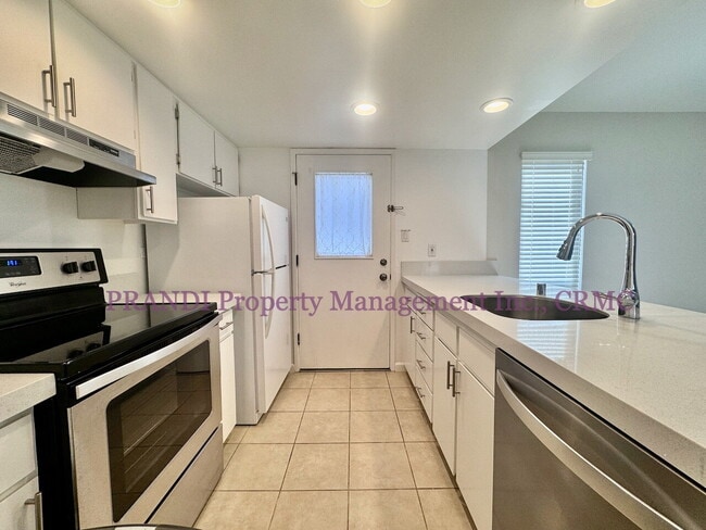 Building Photo - Updated Towhome with Washer/Dryer, Near Pa...