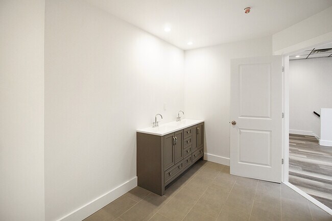 Building Photo - 939 Central Ave