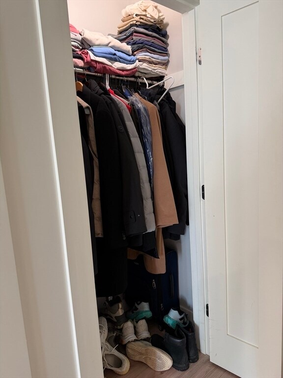 Building Photo - 415 E 7th St