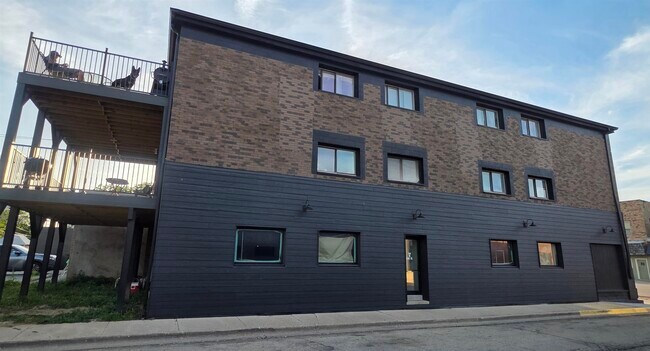 Building Photo - 304 W Main St