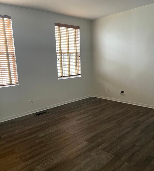 Building Photo - 939 Symphony Dr