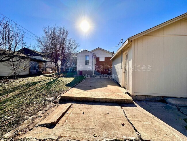 Building Photo - 2537 NW 35th St