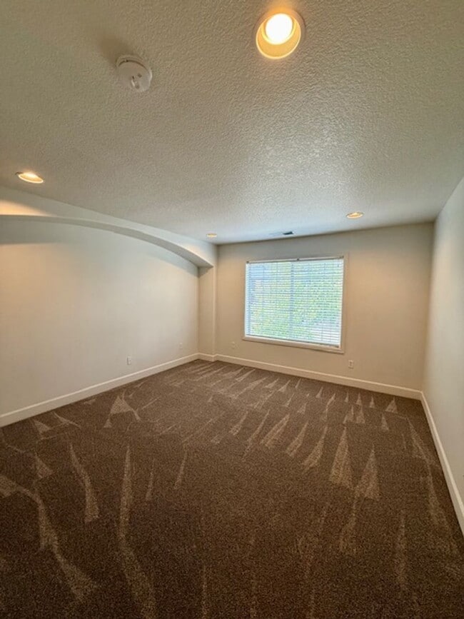 Building Photo - Beautifully renovated in NW Bend!  A/C!