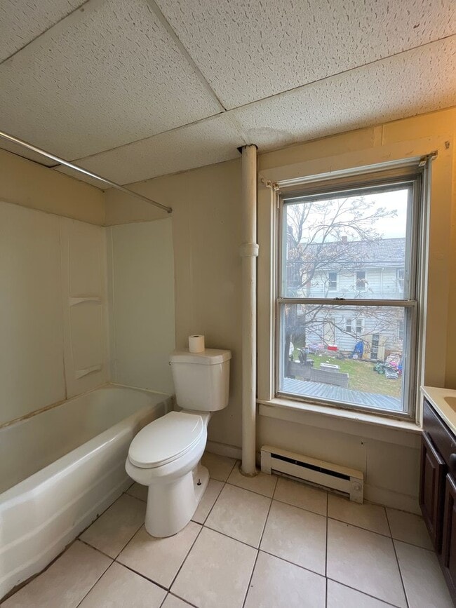 Building Photo - Spacious 3-bedroom home available for rent in Allentown available immediately