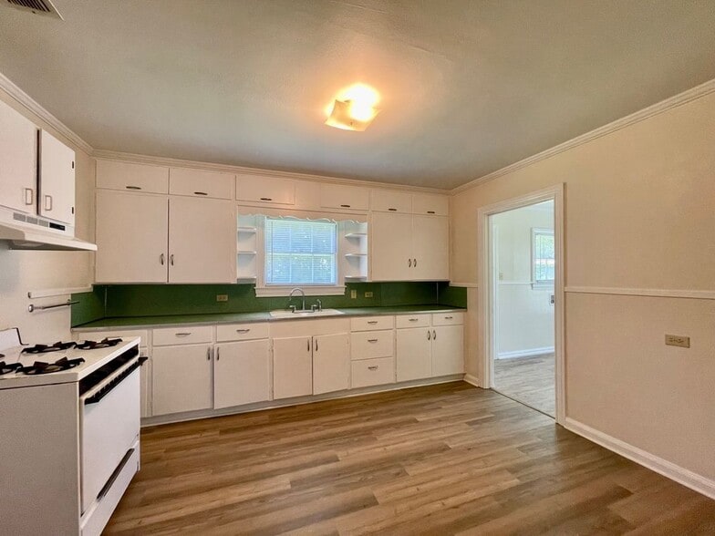 Building Photo - 705 Runnels Ave