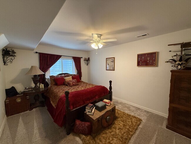 Building Photo - 6 Bed 4 Bath Home with 3000+ SQFT in Stetson Hills!!!