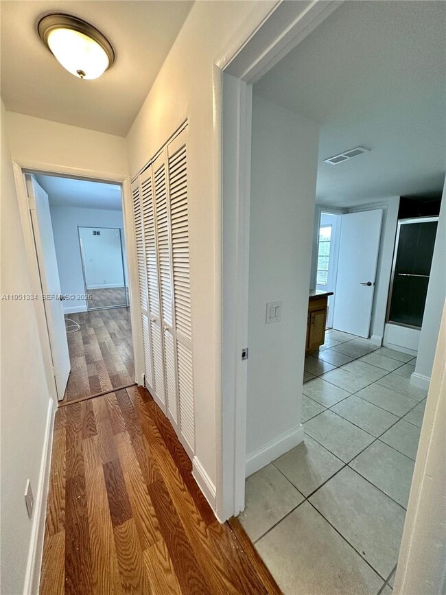 Building Photo - 1361 NE 40th Pl