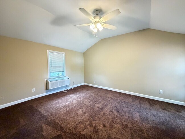 Building Photo - 538 Lilly Ave