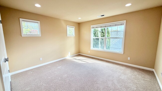 Building Photo - Desirable Mountain View 4 Bed + 3.5 Bath + Office Home. Close to Downtown Mountain View. Great Lo...