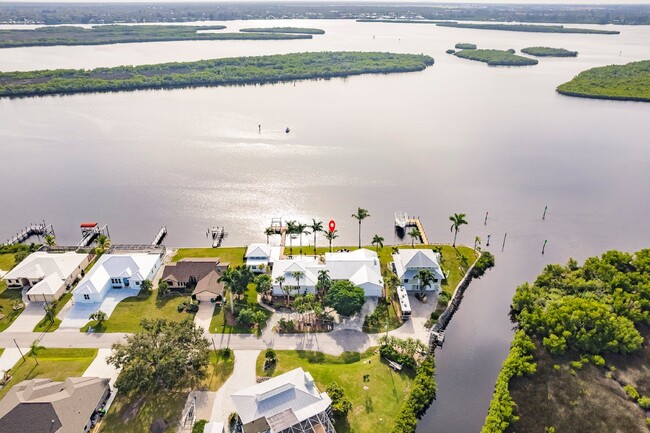 Building Photo - Boat lovers dream home!! River, boat lift,...