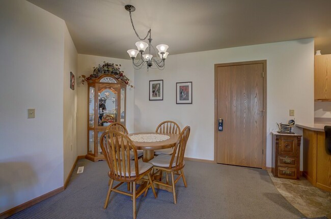 Dining area - 325 Henry Dr