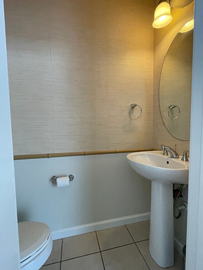 Building Photo - Great Location Spacious 3 Bedroom Townhous...