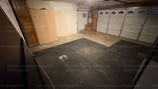 Building Photo - 3 bedroom 2 bathroom home with pool and near shopping centers.