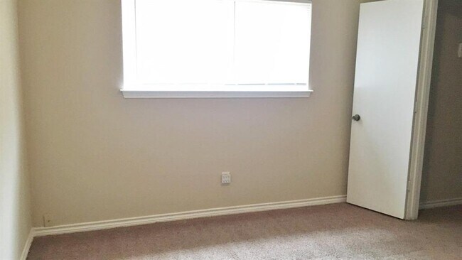 Building Photo - 14915 Oak Bluff Ct