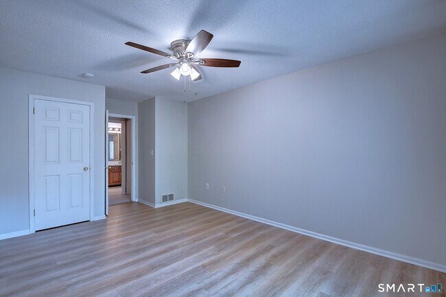 Building Photo - 4 Stonington Ct