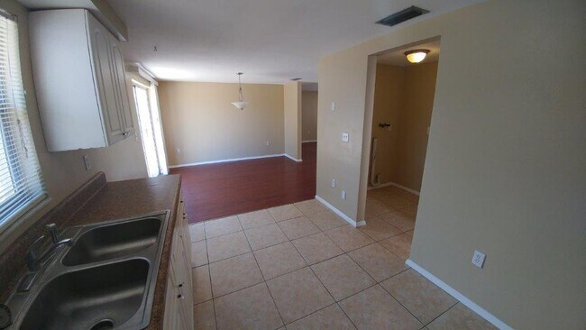 Building Photo - Large 2/2/1 1060 sq ft home with INDOOR LAUNDRY, a full garage, updated kitchen and a fenced in y...