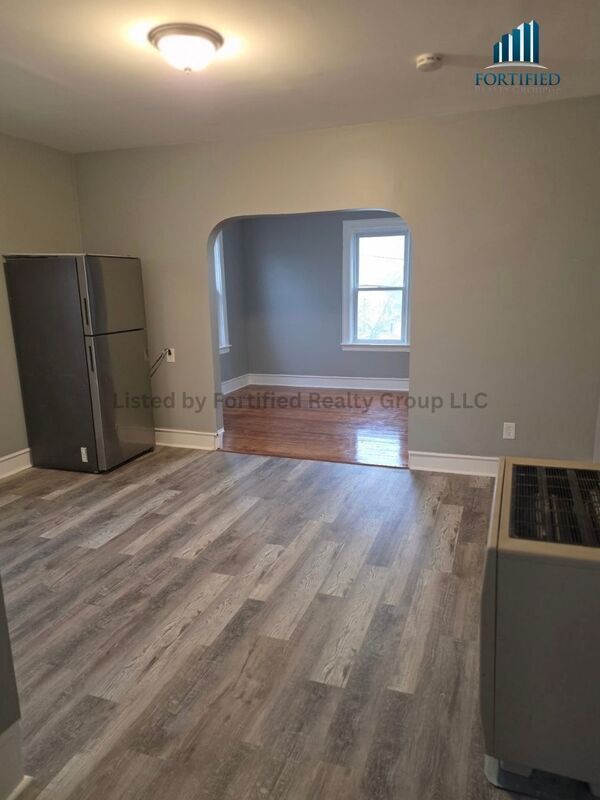 Building Photo - 25 Saxon St