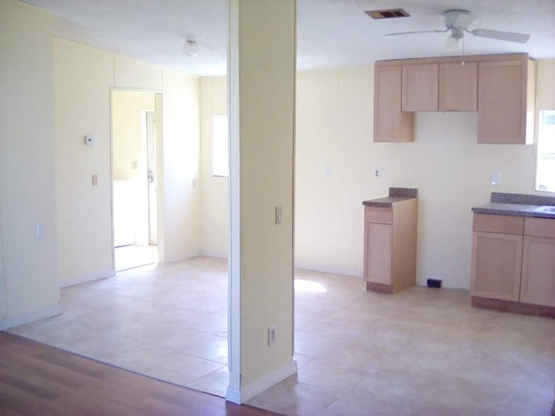 Kitchen - 560 Fleetwood St